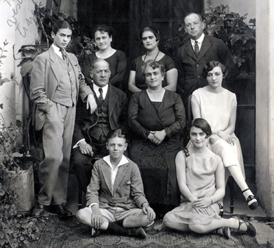 Frida-Kahlo-Family-1926cr